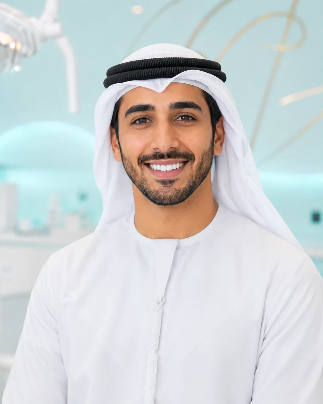 مريض إماراتي سعيد بعد علاج الأسنان بالليزر في ديباميد دبي
