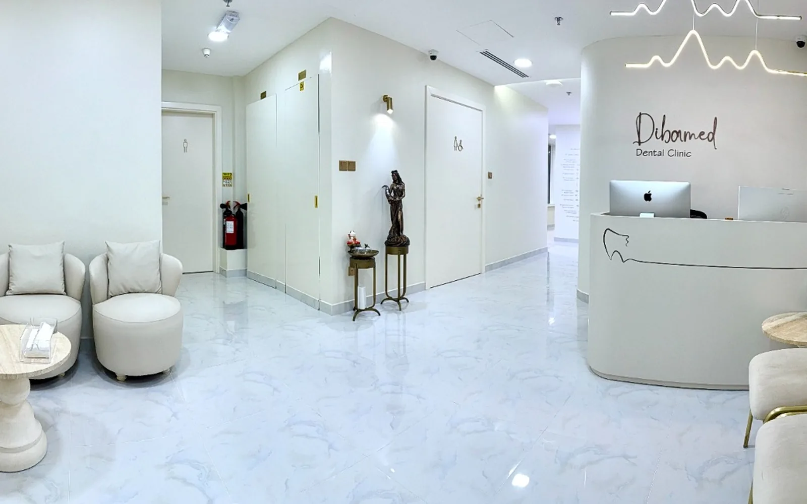 تقنيات ومرافق Invisalign Lite للفكين حتى 14 مصففاً في عيادة ديباميد