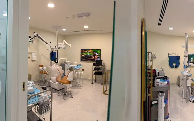 تقويم Damon Clear Q2 التجميلي at Dibamed Dental Clinic