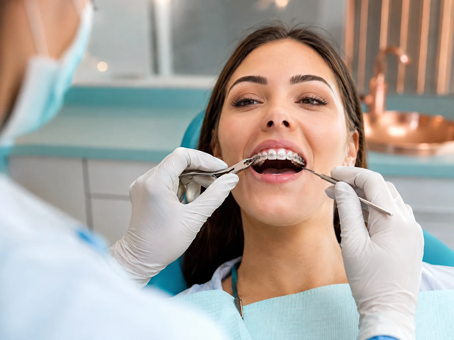 إزالة التقويم وتركيب مثبت ثابت لفك واحد في عيادة ديباميد لطب الأسنان بدبي
